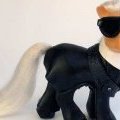 Le poney Karl Lagerfeld créé par Mari Kasurinen