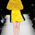 Robe jaune et cape fantaisie assortie collection femme automne hiver 2010-2011 Yves Saint Laurent