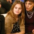 Nine et Violette d'Urso accompagnées de leur maman Inès de La Fressange