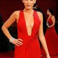 Blake Lively en robe rouge décolletée Versace. 