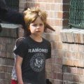 Shiloh Jolie-Pitt avec le tee-shirt de son frère