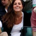 Kate Middleton lors du tournois de tennis de Wimbledon en 2011 dans une robe blanche signée Temperley London