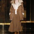 Manteau mi long en shearling jupe longue bottes marron Mango femme collection automne hiver 2010 2011