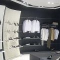 Un point de vente Geox tout en noir et blanc