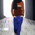 Pantalon slim bleu et sweat tricolore Yohji Yamamoto collection automne hiver 2010-2011