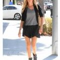 Le look boyfriend d'Ashley Tinsdale avec un tee-shirt gris