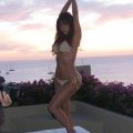 Kim Kardashian pose de bon matin en bikini doré