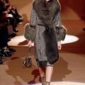 Manteau en fourrure et bottines pour la colletion Automne-Hiver 2010 2011 de Marc Jacobs