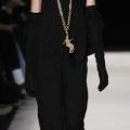 Combinaison sans manches et longs gants noirs collection mode hiver 2011 Yves Saint Laurent