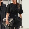 Victoria Beckham tout en noir dans ses créations