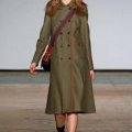 Long coat militaire olive petit sac rayé Marc by Marc Jacobs automne hiver 2011