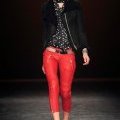Prefecto en cuir noir et fourrure chemise lavallière pantacourt moulant rouge collection automne hiver 2010 2011 mode femme Isabel Marant