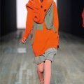 Manteau orange femme Yohji Yamamoto collection automne hiver 2010-2011