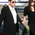 Nicolas Sarkozy en costume noir, chemise blanche et Ray Ban