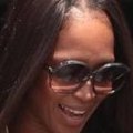 Naomi campbell laisse apparaitre un front légèrement dégarni