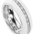 Une bague en céramique blanche et diamants