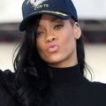 Rihanna avec une casquette noire façon swagg