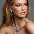 Bar Refaeli, sublimée par les nouveaux bijoux Piaget