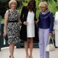 Carla Bruni fière de ses formes de femme enceinte lors du G8 de Deauville