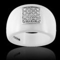 Une bague Guy Laroche en céramique blanche