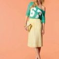 New Look Sporty fashionista avec une jupe midi plissée jaune et son top maillot de baseball vert Collection Printemps été 2012