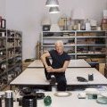 Le créateur Giorgio Armani dans son atelier