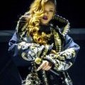 La cape noire imprimée de Rihanna by Givenchy