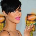 Rhianna surfe sur la tendance color block avec un vernis vert acidulé