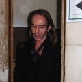 John Galliano montre une mine fatiguée suite à son procès