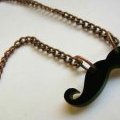 Le collier moustache : un incontournable de la rentrée 