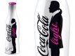 Karl habille la bouteille de coca cola light avec élégance.
