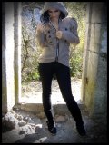 Blouson en lainage beige, doublure en satin imprimé léopard blanc, pattes boutonnées et manches gigots.