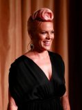 Pink, sobre et chic pour l’enterrement de sa grand-mère