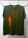 T-shirt vert et sérigraphie orange d’un homme qui parle 100x ni l’oie.