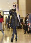 Lady Gaga en total look noir à Tokyo