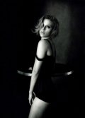 Shooting sexy de Scarlett Johansson habillée en Dolce & Gabbana été 2011 pour l’édition Chine de Vogue