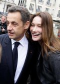 Nicolas Sarkozy en costume bleu sombre avec cravate assortie