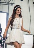 Lana Del Rey choisit une coiffure 60’s pour les Eurockéennes