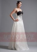Un bustier noir sur fond blanc