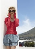 Gilet fushia jupe delavée imprimée liberty multicouches et lunettes de soleil marrons rétro collection femme été 2011 Kiabi