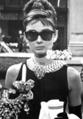 Audrey Hepburn portant les mythiques Wayfarer