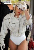 Lady Gaga en perfecto blanc