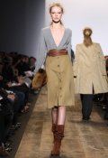Pull en maille col V jupe taille haute beige et bottes en daim marron collection femme Michael Kors automne hiver 2010 2011
