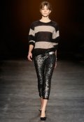 Pull rayé noir et beige sur un leggings noir pailleté Isabel Marant collection mode femme automne hiver 2010 2011