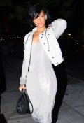 Rihanna opte pour une allure sobre !
