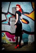 Corset à pois et chaussures rouges sur fond Graffiti.  