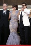 Penélope Cruz porte une robe fourreau Marchesa Cannes 2011
