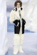Perfecto et pantalon en agneau et fourrure bottes en fourrure blanche collection femme automne hiver 2010 2011 Chanel