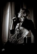 Le corset vert à motifs floraux photo noir et blanc