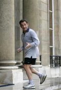 Le président Nicolas Sarkozy en short faisant son footing